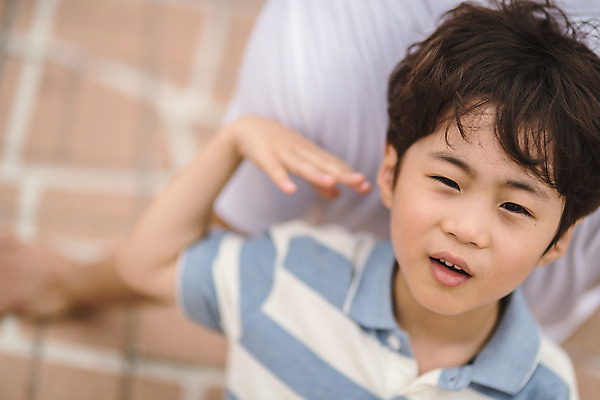 포토 JPG 주간 응시 남자 아들 어린이 40대 중년 휴식 사람 상반신 야외 두명 앞모습 뒷모습 기댐 한국인 가족라이프 아빠 더위 인천 부자지간 남자만 국내포토 자연요소 라이프스타일 시선 뷰포인트 컨셉 가족 모션 날씨 한국 동양인 성인 파일형식