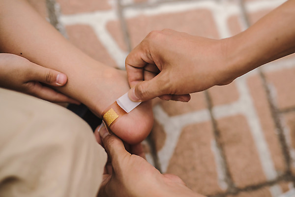 포토 JPG 주간 남자 아들 어린이 40대 중년 발 사람 야외 두명 신체부위 치료 한국인 양손 반창고 가족라이프 아빠 상처 인천 붙이기 부자지간 남자만 국내포토 자연요소 라이프스타일 손 의학 가족 모션 한국 동양인 성인 의료용품 파일형식