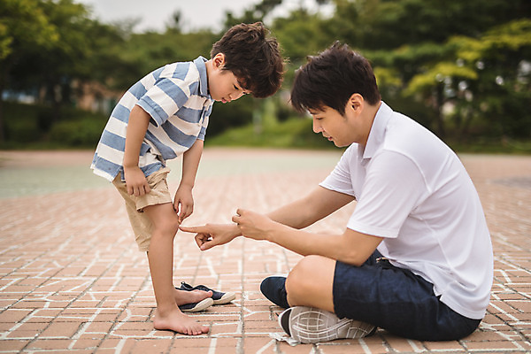 포토 JPG 주간 전신 남자 아들 어린이 40대 중년 서기 사람 앉기 야외 두명 옆모습 치료 약 한국인 가리킴 다리 가족라이프 아빠 상처 무릎 인천 부자지간 남자만 육아대디 국내포토 자연요소 라이프스타일 뷰포인트 의학 가족 모션 한국 동양인 손짓 성인 신체부위 파일형식