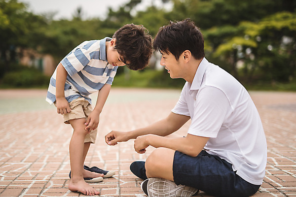 포토 JPG 주간 전신 응시 남자 아들 어린이 40대 중년 서기 사람 앉기 야외 두명 옆모습 치료 한국인 다리 가족라이프 아빠 상처 인천 부자지간 남자만 육아대디 국내포토 자연요소 라이프스타일 시선 뷰포인트 의학 가족 모션 한국 동양인 성인 파일형식 아시아 관계 인종 생활 나라