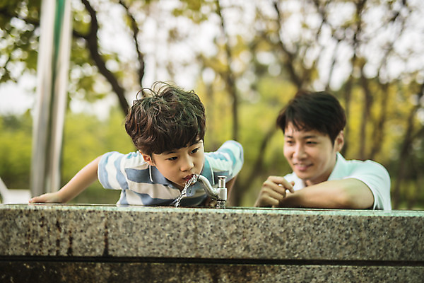 포토 JPG 주간 응시 남자 아들 어린이 40대 중년 미소 사람 상반신 야외 두명 앞모습 아웃포커스 한국인 가족라이프 아빠 즐거움 수도꼭지 인천 수돗물 물마시기 수돗가 부자지간 남자만 육아대디 국내포토 자연요소 라이프스타일 시선 감정 뷰포인트 가족 한국 촬영기법 표정 동양인 성인 물 마시기 파일형식