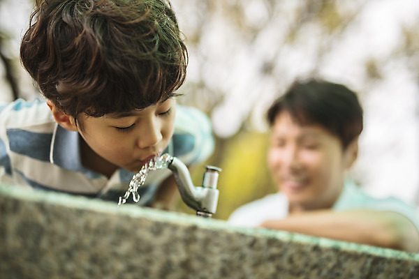 포토 JPG 주간 응시 남자 아들 어린이 40대 중년 미소 사람 상반신 야외 두명 앞모습 옆모습 아웃포커스 한국인 가족라이프 아빠 즐거움 수도꼭지 인천 수돗물 물마시기 수돗가 부자지간 남자만 육아대디 국내포토 자연요소 라이프스타일 시선 감정 뷰포인트 가족 한국 촬영기법 표정 동양인 성인 물 마시기 파일형식