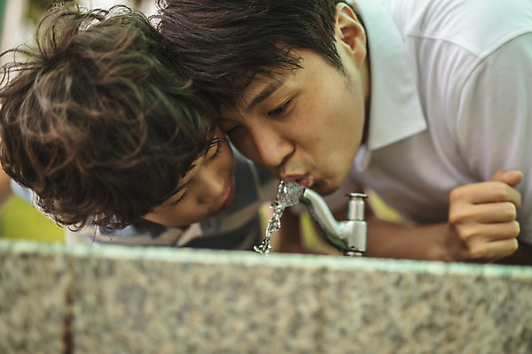 포토 JPG 주간 응시 남자 아들 어린이 40대 중년 사람 근접촬영 상반신 야외 두명 옆모습 한국인 가족라이프 아빠 즐거움 수도꼭지 인천 수돗물 물마시기 수돗가 부자지간 남자만 육아대디 국내포토 자연요소 라이프스타일 시선 감정 뷰포인트 가족 한국 동양인 성인 물 마시기 파일형식