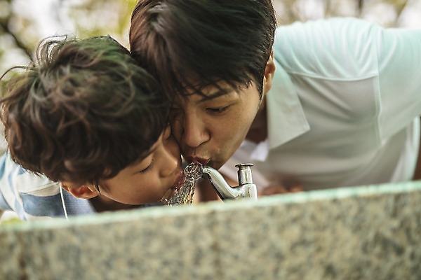 포토 JPG 주간 응시 남자 아들 얼굴 어린이 40대 중년 사람 근접촬영 상반신 야외 두명 앞모습 신체부위 한국인 가족라이프 아빠 즐거움 수도꼭지 인천 수돗물 물마시기 수돗가 부자지간 남자만 육아대디 국내포토 자연요소 라이프스타일 시선 감정 뷰포인트 가족 한국 동양인 성인 물 마시기 파일형식