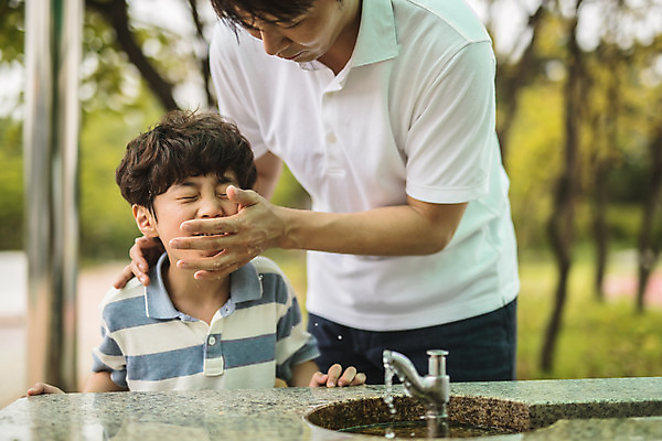 포토 JPG 주간 남자 아들 어린이 40대 중년 서기 사람 상반신 야외 두명 앞모습 물 한국인 가족라이프 아빠 세수 즐거움 수도꼭지 닦기 인천 수돗가 부자지간 남자만 육아대디 국내포토 자연요소 라이프스타일 감정 뷰포인트 가족 모션 한국 동양인 성인 청결 파일형식