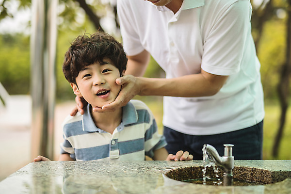 포토 JPG 주간 응시 남자 아들 어린이 40대 중년 서기 미소 사람 상반신 야외 두명 앞모습 물 한국인 가족라이프 아빠 세수 즐거움 수도꼭지 닦기 인천 수돗가 부자지간 남자만 육아대디 국내포토 자연요소 라이프스타일 시선 감정 뷰포인트 가족 모션 한국 표정 동양인 성인 청결 파일형식
