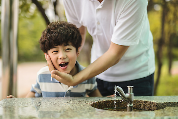 포토 JPG 주간 응시 남자 아들 어린이 40대 중년 미소 사람 상반신 야외 두명 앞모습 물 한국인 가족라이프 아빠 세수 즐거움 수도꼭지 닦기 인천 수돗가 부자지간 남자만 육아대디 국내포토 자연요소 라이프스타일 시선 감정 뷰포인트 가족 모션 한국 표정 동양인 성인 청결 파일형식