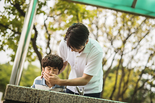 포토 JPG 주간 응시 남자 아들 어린이 40대 중년 사람 상반신 야외 두명 앞모습 한국인 잡기 가족라이프 아빠 세수 즐거움 수도꼭지 닦기 인천 수돗가 부자지간 남자만 육아대디 국내포토 자연요소 라이프스타일 시선 감정 뷰포인트 가족 모션 한국 동양인 성인 청결 파일형식