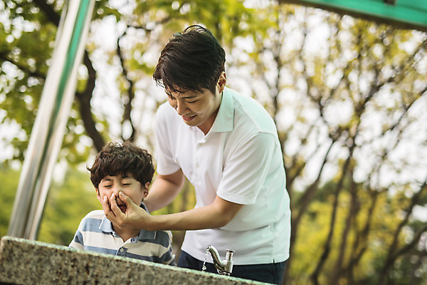 포토 JPG 주간 남자 아들 어린이 40대 중년 서기 미소 사람 상반신 야외 두명 앞모습 물 한국인 잡기 가족라이프 아빠 세수 즐거움 수도꼭지 닦기 인천 수돗가 부자지간 남자만 코풀기 육아대디 국내포토 자연요소 라이프스타일 감정 뷰포인트 가족 모션 한국 표정 동양인 성인 청결 파일형식