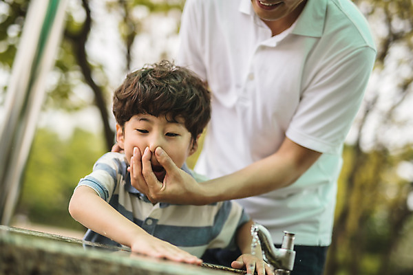 포토 JPG 주간 응시 남자 아들 어린이 40대 중년 서기 사람 상반신 야외 두명 앞모습 물 한국인 가족라이프 아빠 세수 즐거움 수도꼭지 닦기 인천 수돗가 콧물 부자지간 남자만 코풀기 육아대디 국내포토 자연요소 라이프스타일 시선 감정 뷰포인트 가족 모션 한국 동양인 성인 청결 생리현상 파일형식