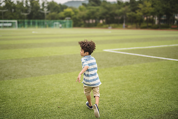포토 JPG 주간 전신 응시 남자 어린이 한명 사람 잔디 야외 뒷모습 달리기 운동 한국인 축구장 즐거움 인천 소년한명만 국내포토 자연요소 식물 1 시선 감정 뷰포인트 스포츠시설 모션 한국 건강 동양인 남자한명만 소년만 파일형식