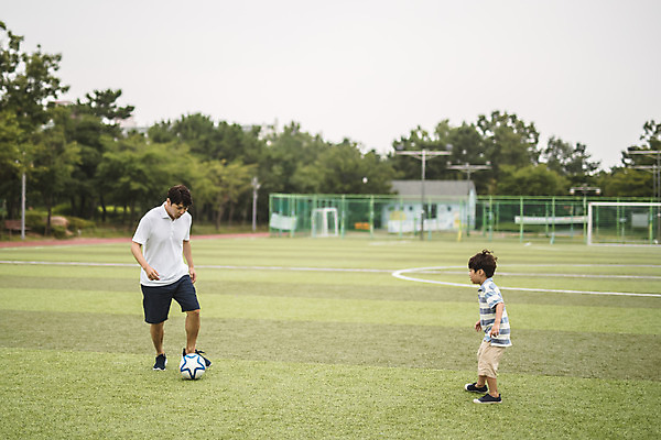 포토 JPG 주간 전신 응시 남자 아들 어린이 40대 중년 축구공 사람 잔디 야외 두명 옆모습 운동 축구 한국인 가족라이프 수비 아빠 공격 축구장 즐거움 인천 부자지간 남자만 육아대디 국내포토 자연요소 식물 라이프스타일 시선 감정 뷰포인트 공 축구용품 스포츠시설 가족 모션 한국 건강 동양인 성인 구기 파일형식