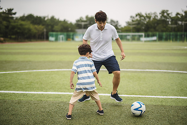 포토 JPG 주간 전신 남자 아들 어린이 40대 중년 축구공 사람 잔디 야외 두명 앞모습 뒷모습 운동 축구 한국인 가족라이프 수비 아빠 공격 축구장 즐거움 인천 부자지간 남자만 육아대디 국내포토 자연요소 식물 라이프스타일 감정 뷰포인트 공 축구용품 스포츠시설 가족 모션 한국 건강 동양인 성인 구기 파일형식