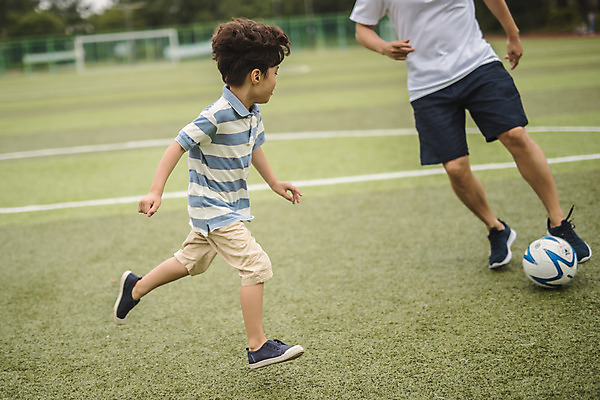 포토 JPG 주간 전신 응시 남자 아들 어린이 40대 중년 축구공 사람 잔디 야외 두명 앞모습 옆모습 달리기 운동 축구 한국인 하반신 가족라이프 아빠 축구장 즐거움 인천 부자지간 남자만 육아대디 국내포토 자연요소 식물 라이프스타일 시선 감정 뷰포인트 공 축구용품 스포츠시설 가족 모션 한국 건강 동양인 성인 구기 파일형식