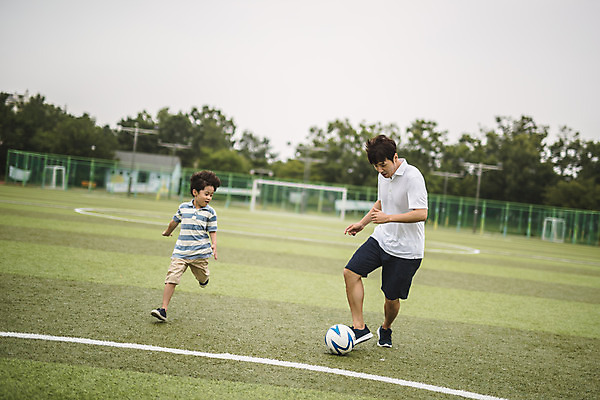 포토 JPG 주간 전신 응시 남자 아들 어린이 40대 중년 축구공 사람 잔디 야외 두명 앞모습 달리기 운동 축구 한국인 가족라이프 아빠 축구장 즐거움 인천 부자지간 남자만 육아대디 국내포토 자연요소 식물 라이프스타일 시선 감정 뷰포인트 공 축구용품 스포츠시설 가족 모션 한국 건강 동양인 성인 구기 파일형식