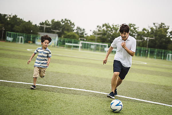 포토 JPG 주간 전신 응시 남자 아들 어린이 40대 중년 축구공 사람 잔디 야외 두명 앞모습 달리기 운동 축구 한국인 가족라이프 아빠 축구장 즐거움 인천 부자지간 남자만 육아대디 국내포토 자연요소 식물 라이프스타일 시선 감정 뷰포인트 공 축구용품 스포츠시설 가족 모션 한국 건강 동양인 성인 구기 파일형식