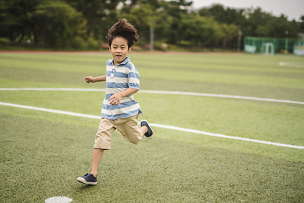 포토 JPG 주간 전신 남자 어린이 한명 미소 사람 잔디 야외 옆모습 달리기 운동 한국인 축구장 즐거움 인천 소년한명만 국내포토 자연요소 식물 1 감정 뷰포인트 스포츠시설 모션 한국 표정 건강 동양인 남자한명만 소년만 파일형식