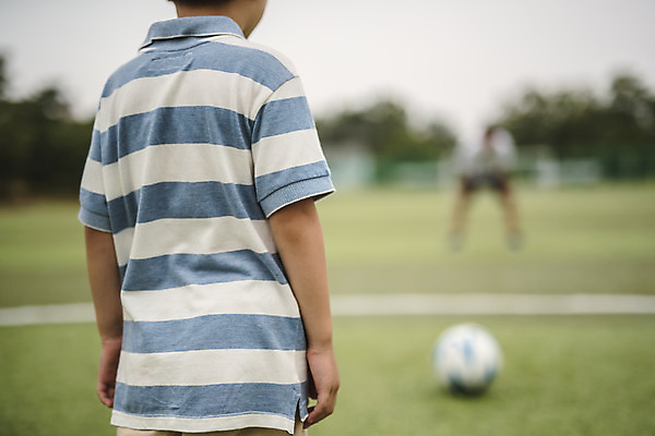 포토 JPG 주간 전신 응시 남자 아들 어린이 40대 중년 축구공 서기 사람 잔디 상반신 야외 두명 앞모습 뒷모습 아웃포커스 운동 축구 한국인 가족라이프 아빠 축구장 즐거움 준비 인천 부자지간 남자만 육아대디 국내포토 자연요소 식물 라이프스타일 시선 감정 뷰포인트 공 축구용품 스포츠시설 가족 모션 한국 촬영기법 건강 동양인 성인 구기 파일형식