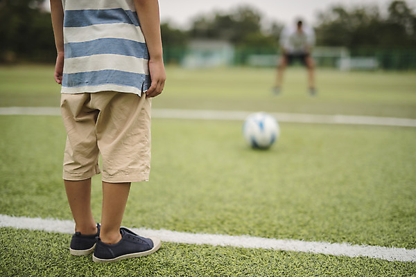 포토 JPG 주간 전신 응시 남자 아들 어린이 40대 중년 축구공 서기 사람 잔디 야외 두명 앞모습 뒷모습 운동 축구 한국인 하반신 가족라이프 아빠 축구장 즐거움 준비 인천 부자지간 남자만 육아대디 국내포토 자연요소 식물 라이프스타일 시선 감정 뷰포인트 공 축구용품 스포츠시설 가족 모션 한국 건강 동양인 성인 구기 파일형식