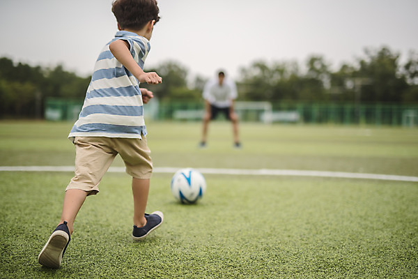 포토 JPG 주간 전신 응시 남자 아들 어린이 40대 중년 축구공 서기 사람 잔디 야외 두명 앞모습 뒷모습 달리기 운동 축구 한국인 가족라이프 아빠 킥 축구장 즐거움 인천 부자지간 남자만 육아대디 국내포토 자연요소 식물 라이프스타일 시선 감정 뷰포인트 공 축구용품 스포츠시설 가족 모션 한국 건강 동양인 성인 구기 파일형식