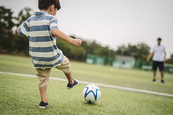 포토 JPG 주간 전신 남자 아들 어린이 40대 중년 축구공 서기 사람 잔디 야외 두명 앞모습 뒷모습 운동 축구 한국인 가족라이프 아빠 킥 축구장 즐거움 준비 인천 부자지간 남자만 육아대디 국내포토 자연요소 식물 라이프스타일 감정 뷰포인트 공 축구용품 스포츠시설 가족 모션 한국 건강 동양인 성인 구기 파일형식