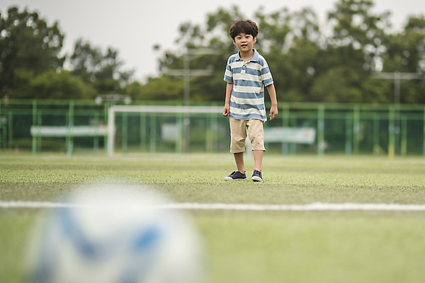 포토 JPG 주간 전신 응시 남자 어린이 축구공 한명 미소 사람 잔디 야외 앞모습 아웃포커스 운동 축구 한국인 축구장 즐거움 준비 인천 소년한명만 국내포토 자연요소 식물 1 시선 감정 뷰포인트 공 축구용품 스포츠시설 한국 촬영기법 표정 건강 동양인 구기 남자한명만 소년만 파일형식
