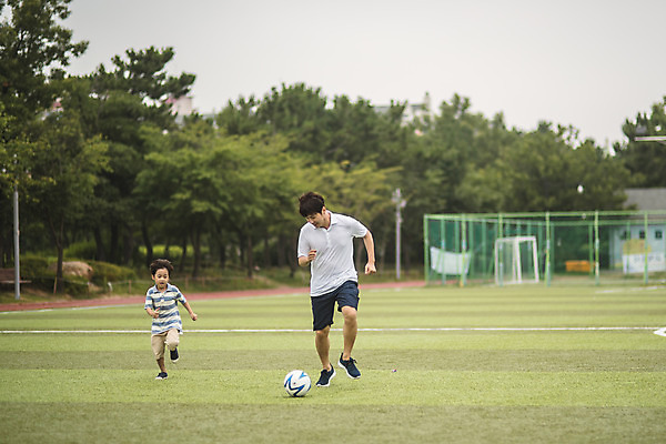 포토 JPG 주간 전신 남자 아들 어린이 40대 중년 축구공 사람 잔디 야외 두명 앞모습 달리기 운동 축구 한국인 가족라이프 아빠 축구장 즐거움 인천 부자지간 남자만 육아대디 국내포토 자연요소 식물 라이프스타일 감정 뷰포인트 공 축구용품 스포츠시설 가족 모션 한국 건강 동양인 성인 구기 파일형식