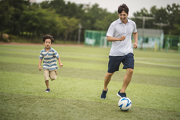 포토 JPG 주간 전신 남자 아들 어린이 40대 중년 축구공 미소 사람 잔디 야외 두명 앞모습 달리기 운동 축구 한국인 가족라이프 아빠 축구장 즐거움 인천 부자지간 남자만 육아대디 국내포토 자연요소 식물 라이프스타일 감정 뷰포인트 공 축구용품 스포츠시설 가족 모션 한국 표정 건강 동양인 성인 구기 파일형식