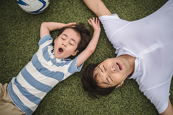 포토 JPG 주간 남자 아들 어린이 40대 중년 축구공 팔벌리기 휴식 피곤 사람 잔디 상반신 야외 두명 앞모습 하이앵글 눕기 운동 축구 한국인 가족라이프 아빠 축구장 즐거움 하품 인천 부자지간 남자만 육아대디 국내포토 자연요소 식물 라이프스타일 감정 뷰포인트 컨셉 공 축구용품 스포츠시설 가족 모션 한국 건강 동양인 성인 구기 생리현상 파일형식