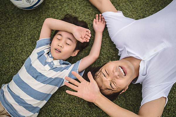 포토 JPG 주간 남자 아들 어린이 40대 중년 축구공 휴식 피곤 미소 사람 잔디 상반신 야외 두명 앞모습 하이앵글 눕기 운동 눈감음 축구 한국인 가족라이프 찡그림 아빠 축구장 즐거움 인천 부자지간 남자만 육아대디 국내포토 자연요소 식물 라이프스타일 감정 뷰포인트 컨셉 공 축구용품 스포츠시설 가족 모션 한국 표정 건강 동양인 성인 구기 파일형식