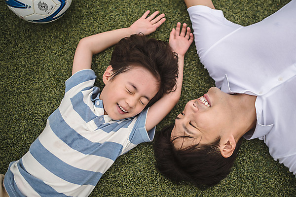 포토 JPG 주간 남자 아들 어린이 40대 중년 축구공 휴식 피곤 미소 사람 잔디 상반신 야외 두명 앞모습 하이앵글 눕기 운동 축구 한국인 가족라이프 아빠 축구장 즐거움 인천 부자지간 남자만 육아대디 국내포토 자연요소 식물 라이프스타일 감정 뷰포인트 컨셉 공 축구용품 스포츠시설 가족 모션 한국 표정 건강 동양인 성인 구기 파일형식
