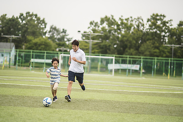 포토 JPG 주간 전신 남자 아들 어린이 40대 중년 축구공 사람 잔디 야외 두명 앞모습 달리기 운동 축구 한국인 가족라이프 아빠 축구장 즐거움 인천 부자지간 남자만 육아대디 국내포토 자연요소 식물 라이프스타일 감정 뷰포인트 공 축구용품 스포츠시설 가족 모션 한국 건강 동양인 성인 구기 파일형식