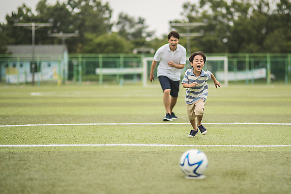 포토 JPG 주간 전신 남자 아들 어린이 40대 중년 축구공 사람 잔디 야외 두명 앞모습 달리기 운동 축구 외침 한국인 가족라이프 아빠 축구장 즐거움 인천 부자지간 남자만 육아대디 국내포토 자연요소 식물 라이프스타일 감정 뷰포인트 공 축구용품 스포츠시설 가족 모션 한국 건강 동양인 성인 구기 소리 파일형식