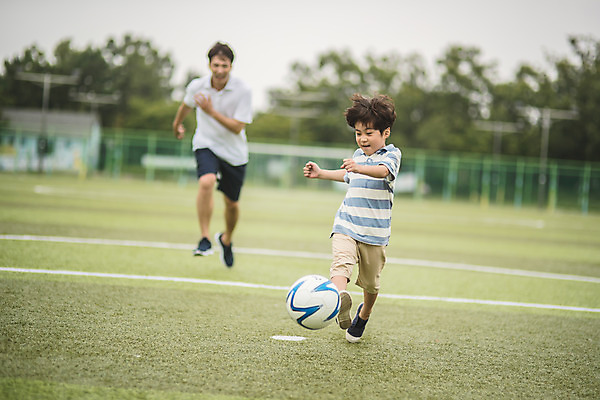 포토 JPG 주간 전신 남자 아들 어린이 40대 중년 축구공 사람 잔디 야외 두명 앞모습 달리기 운동 축구 한국인 가족라이프 아빠 축구장 즐거움 인천 부자지간 남자만 육아대디 국내포토 자연요소 식물 라이프스타일 감정 뷰포인트 공 축구용품 스포츠시설 가족 모션 한국 건강 동양인 성인 구기 파일형식