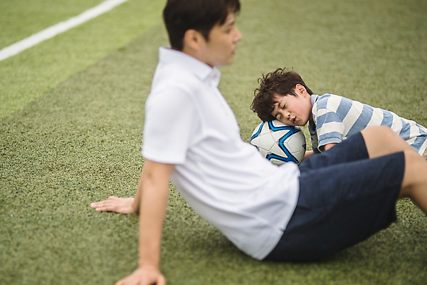포토 JPG 주간 응시 남자 아들 어린이 40대 중년 축구공 휴식 사람 앉기 잔디 상반신 야외 두명 옆모습 운동 눈감음 한국인 가족라이프 아빠 축구장 즐거움 인천 부자지간 남자만 육아대디 국내포토 자연요소 식물 라이프스타일 시선 감정 뷰포인트 컨셉 공 축구용품 스포츠시설 가족 모션 한국 건강 동양인 성인 파일형식