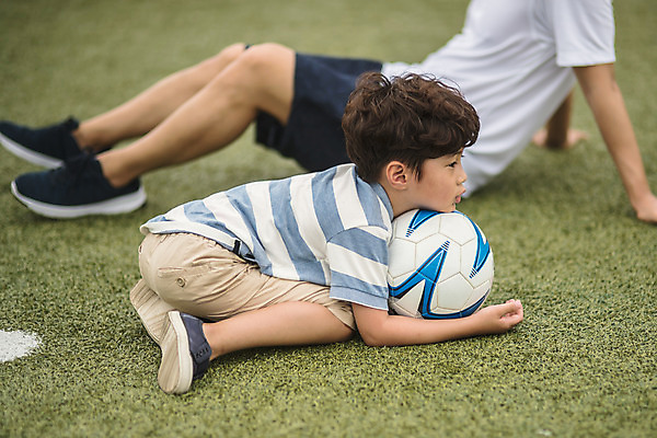 포토 JPG 전신 응시 남자 아들 어린이 40대 중년 축구공 가족 휴식 사람 앉기 잔디 야외 두명 옆모습 운동 한국인 하반신 가족라이프 아빠 축구장 즐거움 인천 부자지간 남자만 국내포토 식물 라이프스타일 시선 감정 뷰포인트 컨셉 공 축구용품 스포츠시설 관계 모션 한국 건강 동양인 성인 파일형식
