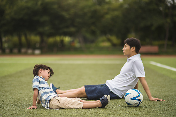 포토 JPG 전신 남자 아들 어린이 40대 중년 축구공 가족 휴식 피곤 사람 앉기 잔디 야외 두명 옆모습 운동 한국인 가족라이프 아빠 축구장 즐거움 인천 부자지간 남자만 육아대디 국내포토 식물 라이프스타일 감정 뷰포인트 컨셉 공 축구용품 스포츠시설 관계 모션 한국 건강 동양인 성인 파일형식