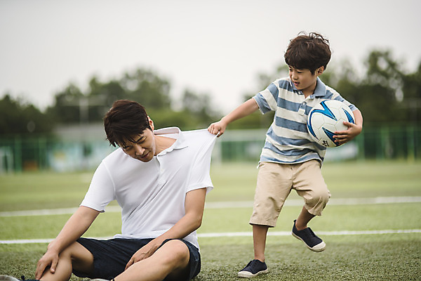 포토 JPG 전신 응시 남자 아들 어린이 40대 중년 축구공 가족 피곤 서기 들기 사람 앉기 잔디 야외 두명 앞모습 한국인 가족라이프 아빠 축구장 즐거움 인천 부자지간 남자만 육아대디 국내포토 식물 라이프스타일 시선 감정 뷰포인트 컨셉 공 축구용품 스포츠시설 관계 모션 한국 동양인 성인 파일형식