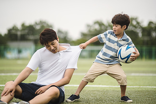 포토 JPG 전신 응시 남자 아들 어린이 40대 중년 축구공 가족 피곤 서기 미소 사람 앉기 잔디 야외 두명 앞모습 한국인 잡기 가족라이프 아빠 축구장 즐거움 인천 부자지간 남자만 육아대디 국내포토 식물 라이프스타일 시선 감정 뷰포인트 컨셉 공 축구용품 스포츠시설 관계 모션 한국 표정 동양인 성인 파일형식