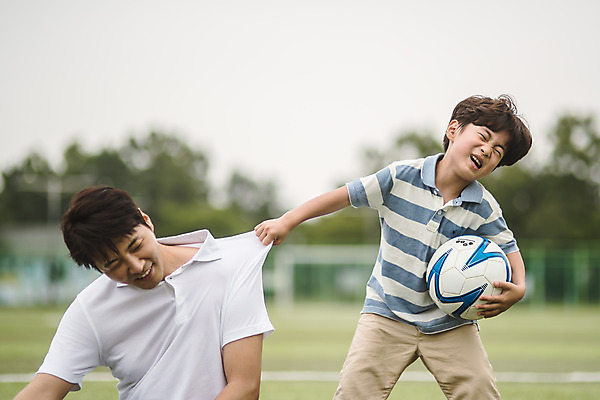 포토 JPG 남자 아들 어린이 40대 중년 축구공 가족 서기 미소 들기 사람 앉기 잔디 상반신 야외 두명 앞모습 한국인 가족라이프 찡그림 아빠 축구장 즐거움 인천 부자지간 남자만 육아대디 국내포토 식물 라이프스타일 감정 뷰포인트 공 축구용품 스포츠시설 관계 모션 한국 표정 동양인 성인 파일형식