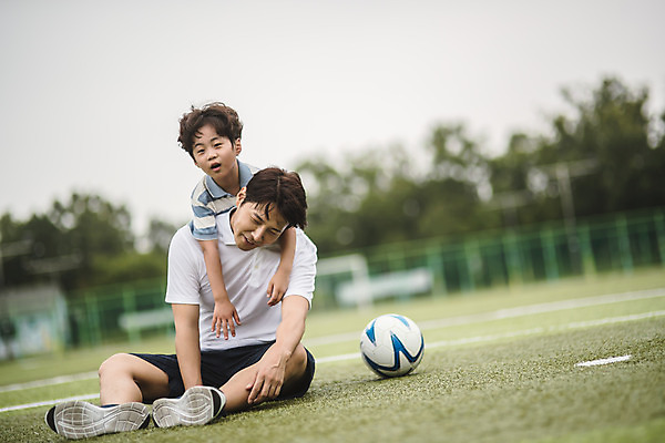 포토 JPG 전신 남자 아들 어린이 40대 중년 축구공 가족 피곤 사람 앉기 잔디 상반신 야외 두명 앞모습 한국인 가족라이프 아빠 축구장 즐거움 인천 업힘 부자지간 남자만 육아대디 국내포토 식물 라이프스타일 감정 뷰포인트 컨셉 공 축구용품 스포츠시설 관계 모션 한국 동양인 성인 파일형식