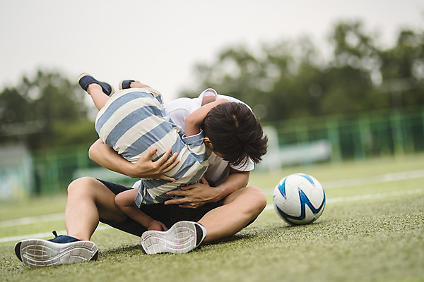포토 JPG 전신 남자 아들 어린이 40대 중년 장난 축구공 가족 놀이 사람 앉기 잔디 야외 두명 앞모습 뒷모습 한국인 가족라이프 아빠 축구장 즐거움 인천 놀기 부자지간 남자만 육아대디 국내포토 식물 라이프스타일 감정 뷰포인트 공 축구용품 스포츠시설 관계 모션 한국 동양인 성인 파일형식