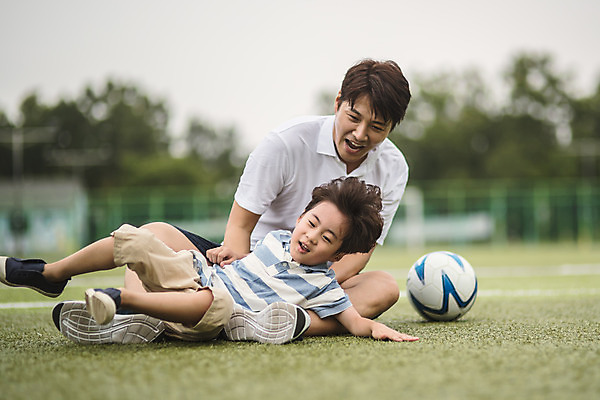 포토 JPG 전신 남자 아들 어린이 40대 중년 장난 축구공 가족 사람 앉기 잔디 야외 두명 앞모습 옆모습 한국인 가족라이프 아빠 축구장 즐거움 인천 넘어짐 부자지간 남자만 육아대디 국내포토 식물 라이프스타일 감정 뷰포인트 공 축구용품 스포츠시설 관계 모션 한국 동양인 성인 파일형식