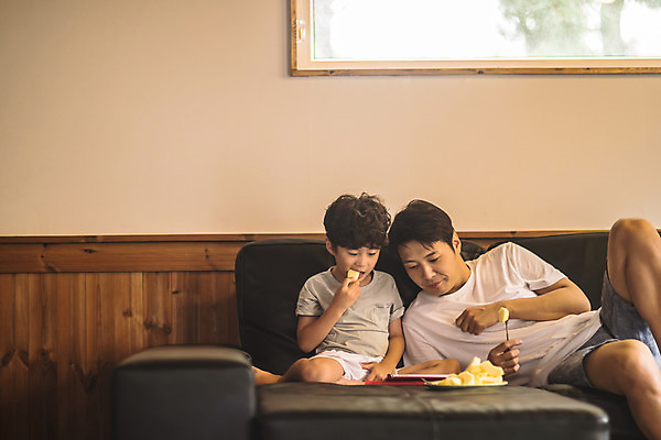 포토 JPG 전신 접시 응시 남자 아들 어린이 40대 중년 포크 거실 창문 가족 실내 사람 앉기 상반신 두명 앞모습 소파 태블릿 눕기 한국인 가족라이프 아빠 사과 먹기 즐거움 인천 부자지간 남자만 육아대디 국내포토 라이프스타일 식기 시선 감정 뷰포인트 의자 과일 관계 모션 한국 동양인 성인 내부 전자제품 스마트기기 파일형식