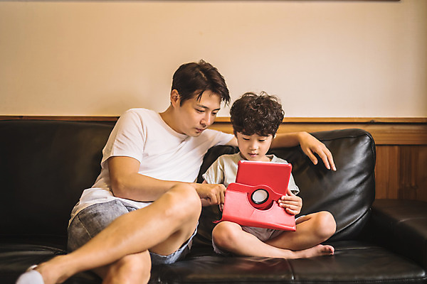 포토 JPG 전신 응시 남자 아들 어린이 40대 중년 거실 가족 실내 사람 앉기 두명 앞모습 소파 태블릿 한국인 게임 가족라이프 아빠 집중 즐거움 인천 부자지간 남자만 육아대디 국내포토 라이프스타일 시선 감정 뷰포인트 컨셉 의자 관계 모션 놀이 한국 동양인 성인 내부 전자제품 스마트기기 파일형식