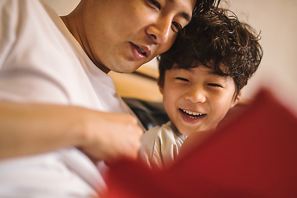 포토 JPG 응시 남자 아들 어린이 40대 중년 거실 가족 실내 웃음 사람 앉기 근접촬영 상반신 두명 옆모습 소파 태블릿 한국인 게임 가족라이프 아빠 즐거움 인천 부자지간 남자만 육아대디 국내포토 라이프스타일 시선 감정 뷰포인트 의자 관계 모션 놀이 한국 표정 동양인 성인 내부 전자제품 스마트기기 파일형식