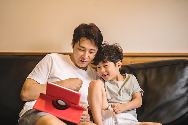 포토 JPG 응시 남자 아들 어린이 40대 중년 거실 가족 실내 미소 사람 앉기 상반신 두명 앞모습 소파 태블릿 한국인 게임 가족라이프 아빠 즐거움 인천 부자지간 남자만 육아대디 국내포토 라이프스타일 시선 감정 뷰포인트 의자 관계 모션 놀이 한국 표정 동양인 성인 내부 전자제품 스마트기기 파일형식