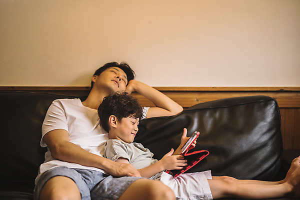포토 JPG 전신 남자 아들 어린이 40대 중년 거실 가족 실내 피곤 미소 사람 앉기 상반신 두명 앞모습 옆모습 소파 태블릿 눕기 눈감음 기댐 한국인 게임 잠 가족라이프 아빠 즐거움 인천 부자지간 남자만 육아대디 국내포토 라이프스타일 감정 뷰포인트 컨셉 의자 관계 모션 놀이 한국 표정 동양인 성인 내부 전자제품 스마트기기 파일형식 아시아 가구 인종 생활 나라 생활용품 오브젝트