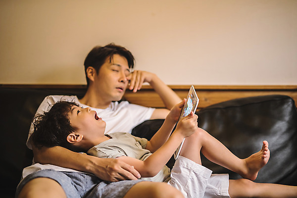 포토 JPG 전신 남자 아들 어린이 40대 중년 거실 가족 실내 피곤 사람 앉기 상반신 두명 앞모습 옆모습 소파 태블릿 눕기 눈감음 한국인 게임 가족라이프 아빠 즐거움 인천 무릎베개 부자지간 남자만 눈비비기 육아대디 국내포토 라이프스타일 감정 뷰포인트 컨셉 의자 관계 모션 놀이 한국 동양인 성인 내부 전자제품 스마트기기 파일형식