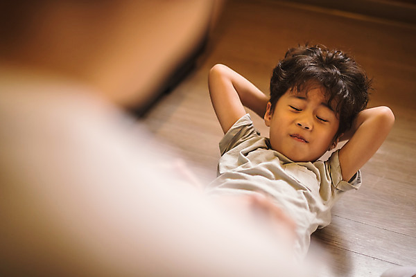 포토 JPG 남자 아들 어린이 40대 중년 거실 가족 바닥 실내 사람 앉기 상반신 두명 앞모습 뒷모습 아웃포커스 눕기 운동 눈감음 한국인 잡기 가족라이프 아빠 즐거움 윗몸일으키기 인천 부자지간 남자만 육아대디 맨몸운동 국내포토 라이프스타일 감정 뷰포인트 관계 모션 한국 촬영기법 건강 동양인 성인 내부 파일형식